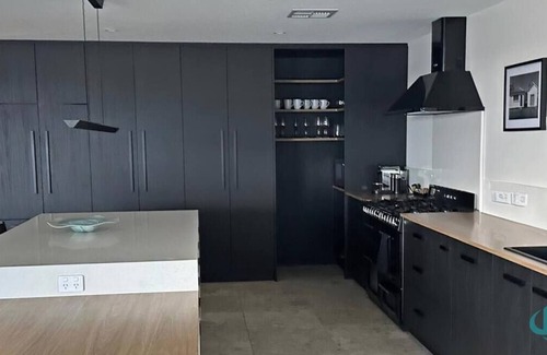 Swansea House | The Black Swan Lakehouse - waterfront, pool