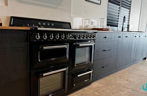 Swansea House | The Black Swan Lakehouse - waterfront, pool