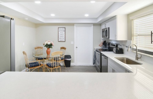 Oakland Hills House | The Blooming Sanctuary - 3br with pool and EV-Charger