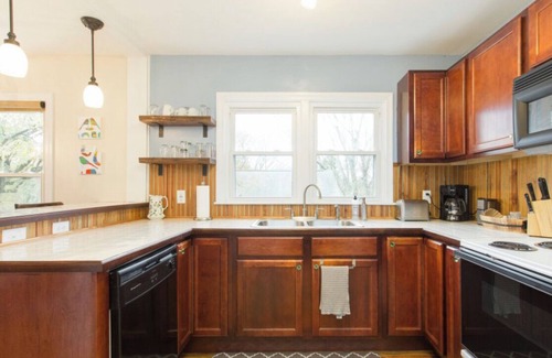 Weaverville House | The Blue Bungalow in Downtown Weaverville. Walk to Main Street.