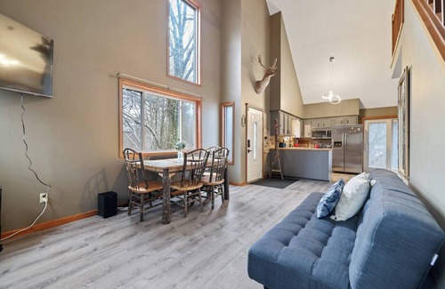 Albrightsville Cabin | 🏡 The Blue Escape – Your Perfect Pocono Retreat! 🏡