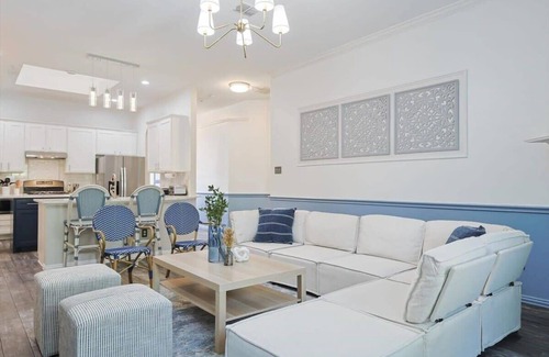 Corinth House | The Blue Holly - Bright & Spacious with a Pool