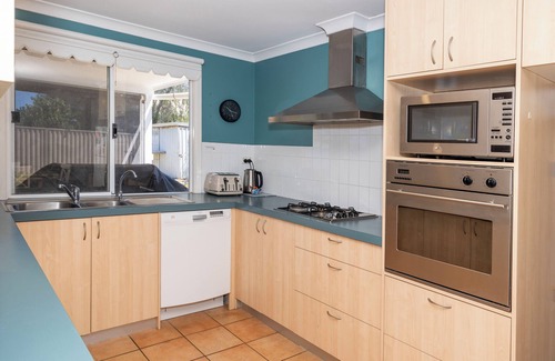 Jurien Bay House | The Blue House: 4 BR, 2 BA House in Jurien Bay, Sleeps 7