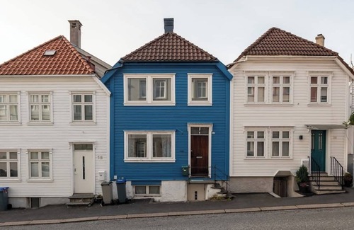 Bergenhus House | The Blue House I 700m to Bryggen & Street Parking