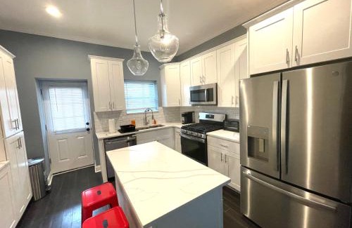 Highlandtown House | The Blue House! Modern+ Rooftop deck+ Parking