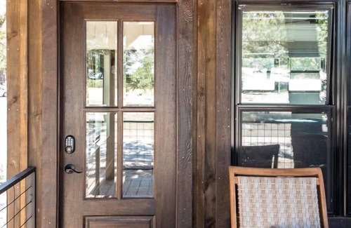 Elm Mott RV Rental | The Blue Jay Treehouse 15MIN to Magnolia & Baylor
