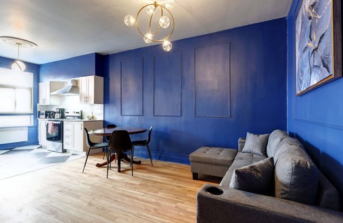 Hochelaga Apartment | The Blue Lounge | Subway nearby | Parking ($)