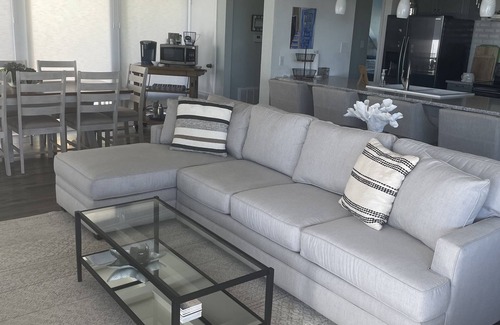 Pirates Beach House | The Blue Pelican - Beachside in Pirates Beach! Sleeps 10.