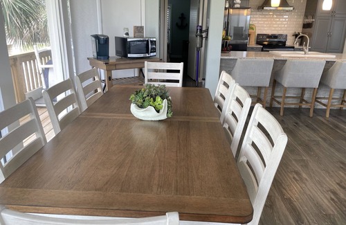 Pirates Beach House | The Blue Pelican - Beachside in Pirates Beach! Sleeps 10.