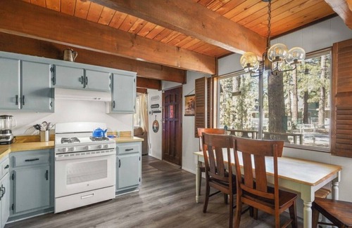 Peter Pan Cabin | The BlueBird Retreat + Jacuzzi +BBQ