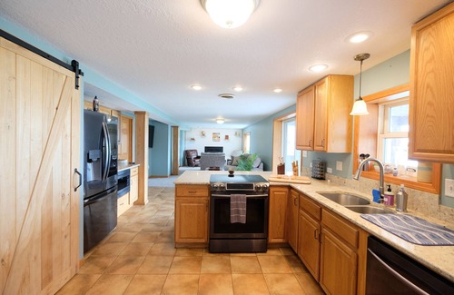Forest Lake House | The Boathousen4 Bed 2 1/2 Bath Lake Homen