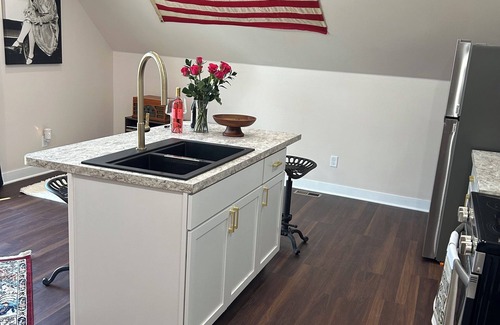 Nebraska City House | The Bootlegger’s Roost: Historic 1887 Carriage House Retreat