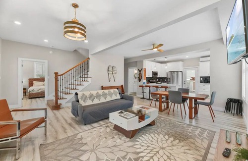 Galveston House | The Borden House-Close to Beach & Pleasure Pier!Pets/FirePit/BBQGrill/Foosball