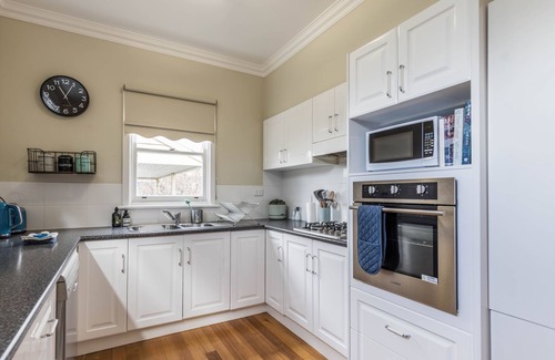 Castlemaine House | The Botanist's Retreat-Large 3 b/rm. Central Castlemaine.Near The Mill & Gardens