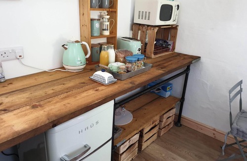 St. Florence Cottage | The Bothy nr Tenby: HotTub, 84"Projector, 4PosterBed