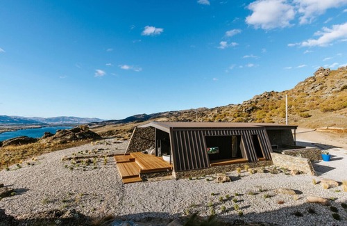 Lowburn Villa | The Boulders Retreat - Lake Views - Outdoor Bath