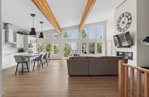 East Kootenay Apartment | The Brae Cabin | Luxury | Lake Views | Large Deck