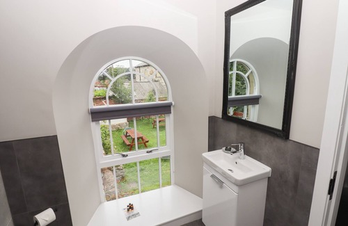 Dyserth Cottage | THE BREATHE RESIDENCE, family friendly in Dyserth