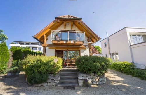 Immenstaad am Bodensee House | The bright, cozy vacation home with spacious garden and private natural beach