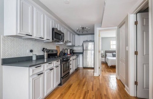 Uptown Condo | The Bright Retreat in Andersonville