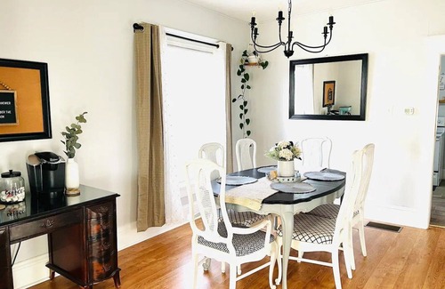 Great Bend House | The Broadway Cottage - Great Bend Downtown(Pet Friendly)