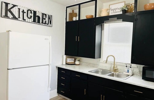 Great Bend House | The Broadway Cottage - Great Bend Downtown(Pet Friendly)