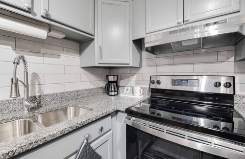 Lansing Condo | ♛The Broadway Special♛ - 2 Bd/1 Bath Smart-Condo!