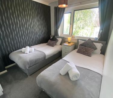 Burton on Trent House | The Brook House - Spacious 3 Bed Home From Home in Burton