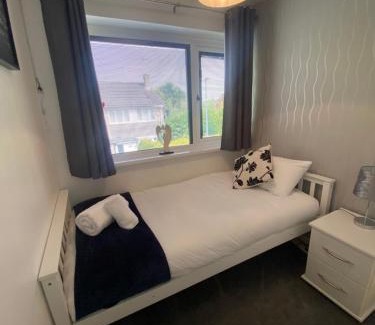 Burton on Trent House | The Brook House - Spacious 3 Bed Home From Home in Burton