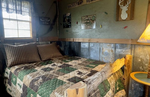 Voca Cabin | The Buck Stops Here | Fun & Unique Cabin Close to Castell