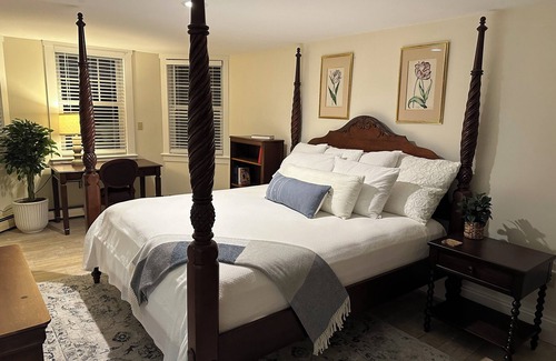 Hanover Apartment | The Bulldog House! Walking Distance to Hanover and Dartmouth! 2 bedroom, 4 beds!