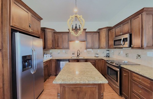 Willis House | The Bunk Haus - Sleeps 8 Guests + Beautiful NEW POOL!