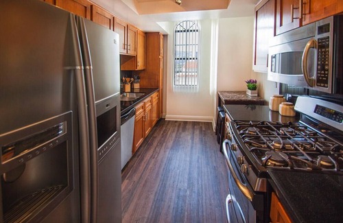 Beverly Grove Apartment | The Burton Way/5 mins to BEVERLY CENTER by walk