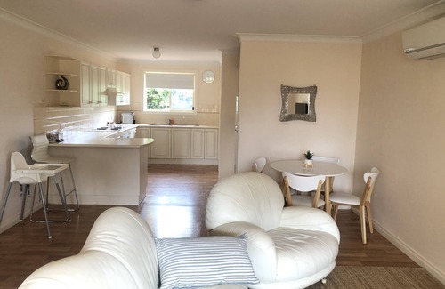 Milton Villa | "THE BUTLER"@Milton eats, theatre,2 Bdrm, 2WC,garage, wifi,Netflix,very quiet