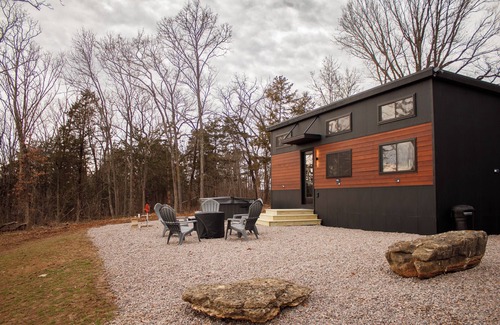 Ste Genevieve Cabin | THE CAAMP. Gorgeous 2-bedroom tiny home. Very close to the Barn/Pebble Creek
