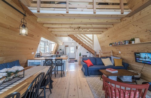 Spring City House | The Cabin on Main St., A Quiet Getaway with whole family, History. Pet friendly.