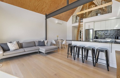 Tawa House | The Cabin - Wellington Holiday Home