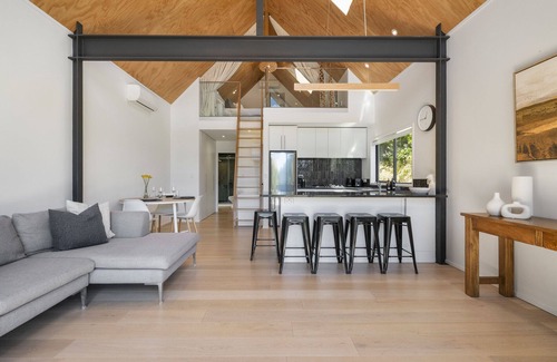 Tawa House | The Cabin - Wellington Holiday Home