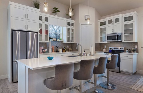 Cedar Crest House | The Cacti House - Hot Tub, Game Room, Cactus Mural, Minutes from Downtown Dallas