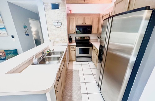 Bella Vista Condo | The Captain’s Quarters - WALK TO BEACH!