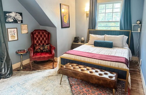 Woodbridge Cottage | The Carriage House at Rose Hill - Minutes to Yale! Dog Friendly!