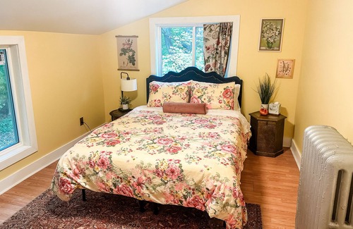 Woodbridge Cottage | The Carriage House at Rose Hill - Minutes to Yale! Dog Friendly!