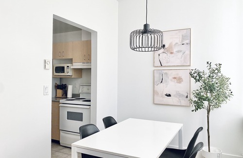 Downtown Vancouver Condo | The Charlie Suite by COMFYSUITES