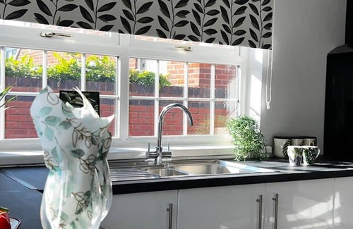 Blacon Apartment | The Cheshire Gathering - Hot Tub 8 Bedroom