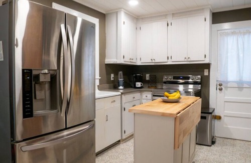 Dahlonega Cottage | The Chestnut Cottage—5 minute walk to Dahlonega Square