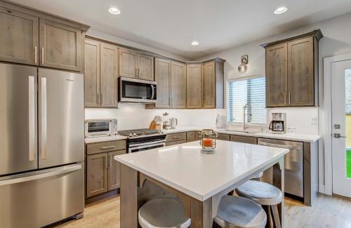 Colorado Springs House | The Chestnut Downtown Rooftop Deck w Firepit