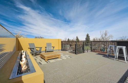Colorado Springs House | The Chestnut Downtown Rooftop Deck w Firepit
