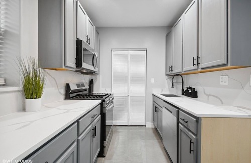 South Shore Condo | The Chic Urban Oasis Near the Lake!