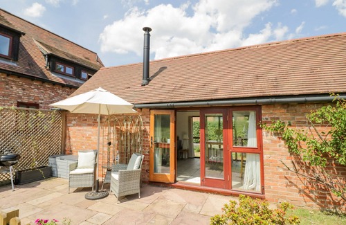 Uckington Cottage | THE CHICKEN SHED, romantic, with open fire in Barford
