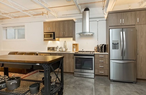 Bridgeland Apartment | The City Haven | Sleeps 4 |